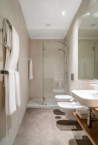 a bathroom with two sinks and a shower and two toilets at Mouzinho 160 in Porto