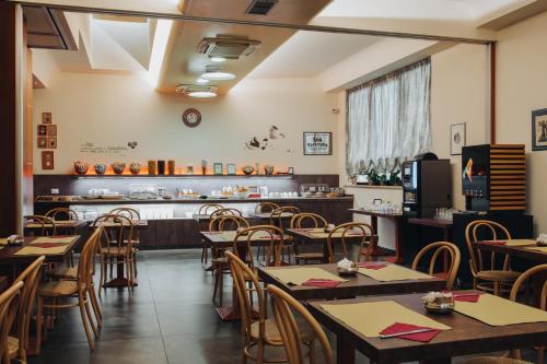 Un restaurante o sitio para comer en Hotel Alan