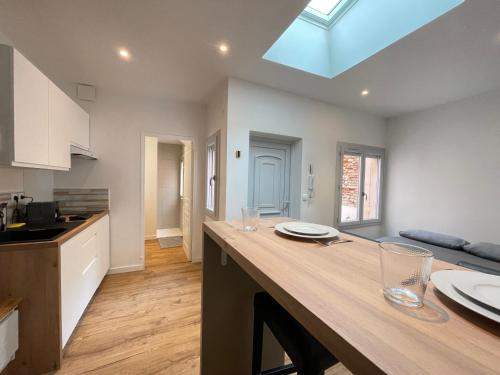 une cuisine avec un comptoir en bois dans une pièce dans l'établissement Studio Toulouse Pargaminières, à Toulouse