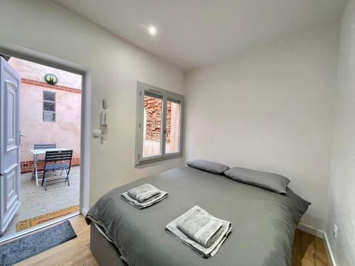 - une chambre avec un lit dans un dortoir doté d'une terrasse dans l'établissement Studio Toulouse Pargaminières, à Toulouse