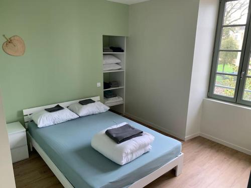 Ένα ή περισσότερα κρεβάτια σε δωμάτιο στο Appartement Sakura - Maulévrier Cholet Puy du Fou