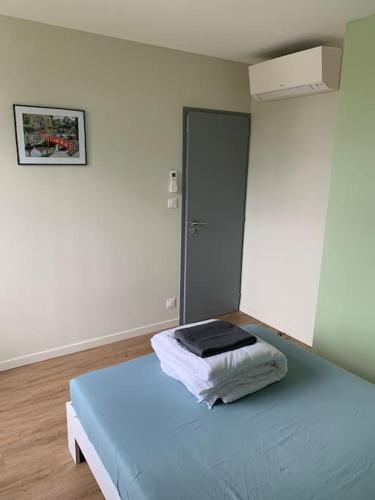 Ένα ή περισσότερα κρεβάτια σε δωμάτιο στο Appartement Sakura - Maulévrier Cholet Puy du Fou