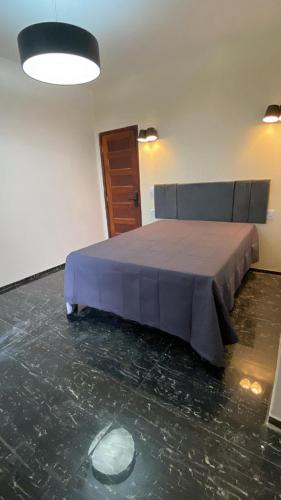 - une chambre avec un lit dans une pièce avec eau à l'étage dans l'établissement Pousada La Bella Italia, à Aquiraz