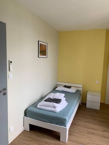 Ένα ή περισσότερα κρεβάτια σε δωμάτιο στο Appartement Sakura - Maulévrier Cholet Puy du Fou