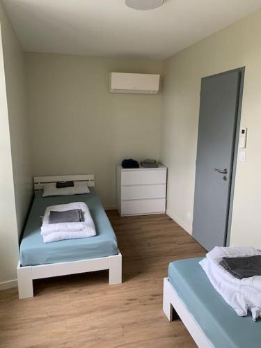 Ένα ή περισσότερα κρεβάτια σε δωμάτιο στο Appartement Sakura - Maulévrier Cholet Puy du Fou