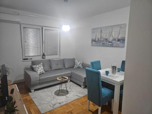 Χώρος καθιστικού στο Apartman Odmor012