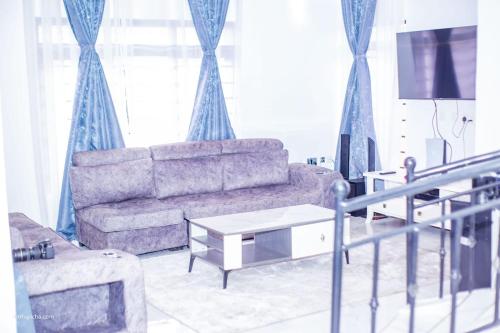 sala de estar con sofá y mesa en Captain Villa Narok, en Narok