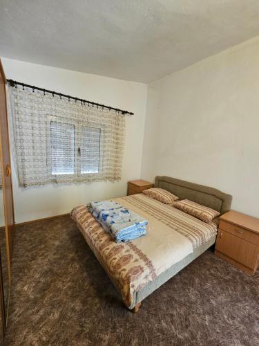 巴爾的住宿－VIP RESIDENCE，一间卧室设有一张大床和一个窗户。