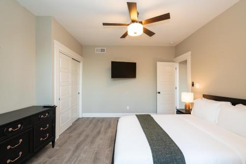 - une chambre avec un lit et un ventilateur de plafond dans l'établissement Historic Townhome in Central West End - JZ Vacation Rentals, à Tower Grove