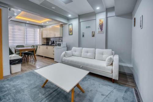 uma sala de estar com um sofá e uma mesa em istanbul palas em Istambul