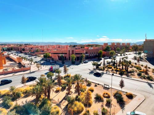 una vista aérea de una ciudad con palmeras y edificios en Residence Chay - Appartement de luxe, en Ouarzazate