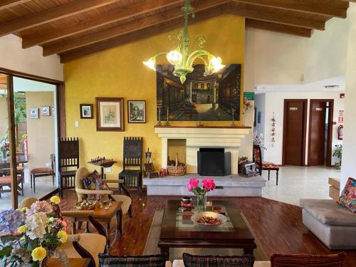 a living room with a fireplace and a couch at Casa del Viajero in Pifo