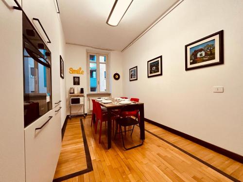 une salle à manger avec une table et une cuisine dans l'établissement Kibilù - Via Medaglie D'Oro Centro Città con Parcheggio, à Varèse