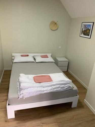 Postel nebo postele na pokoji v ubytování Appartement Ikebana - Maulévrier Cholet Puy du Fou