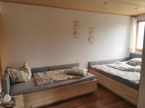 Habitación con 2 camas y sofá en Bereuter, en Sibratsgfäll