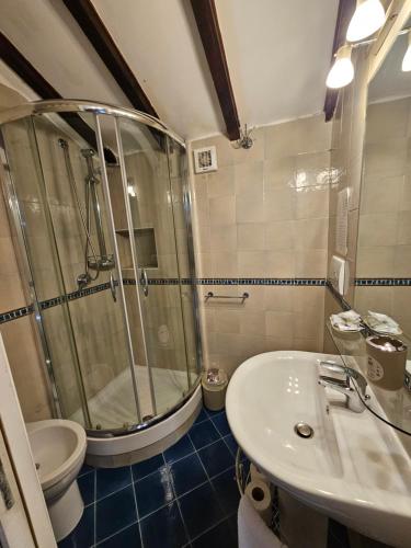Koupelna v ubytování ROMA VATICAN HOUSE GOLD LOFT