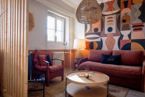 un salon avec un canapé et une table dans l'établissement HONORÊ SUITE CASAMANCE, à Lyon