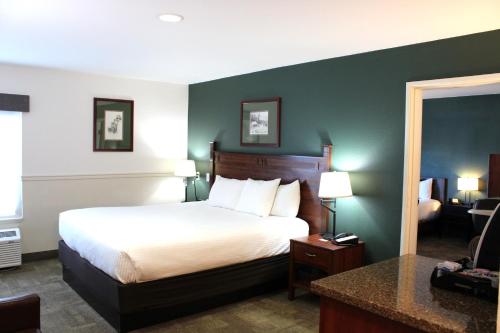 Boothill Inn and Suitesにあるベッド