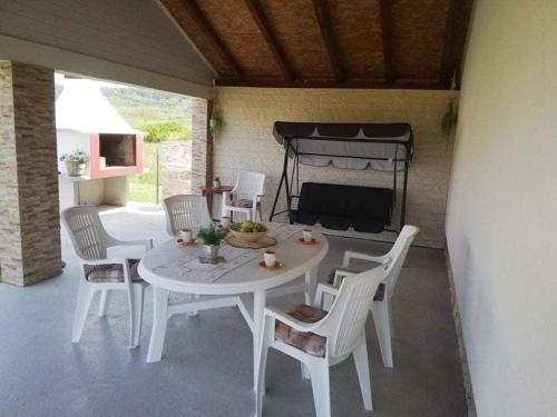 リュバッチにあるKuća za odmor ANAの暖炉付きの部屋(白いテーブルと椅子付)