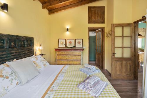 Postel nebo postele na pokoji v ubytování Bibi - Danilia Cottages
