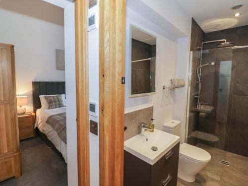 łazienka z umywalką, toaletą i łóżkiem w obiekcie The Parlour w mieście Bromsgrove