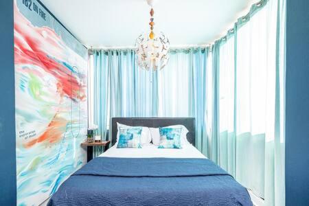 ein Schlafzimmer mit einem Bett und einem Kronleuchter in der Unterkunft Downtown ATL Condo Walk Score 78 w Free Parking LM1104 in Atlanta