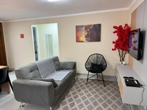 a living room with a couch and a table at Apto aconchegante cecapGuarulhos in Guarulhos