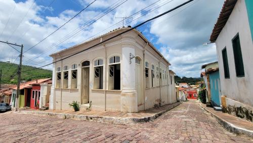 an old building on a street in a town at Casa de Izaura in Lençóis