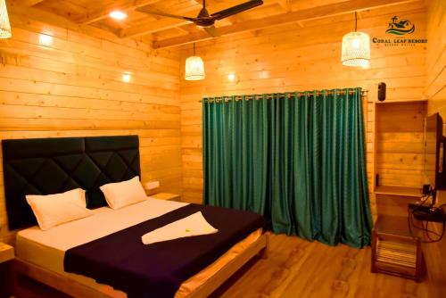 מיטה או מיטות בחדר ב-Coral Leaf Resort