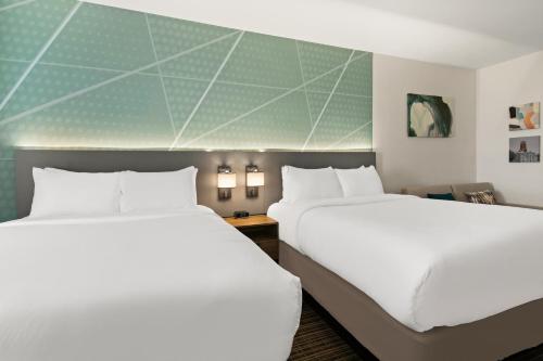 Comfort Suitesにあるベッド
