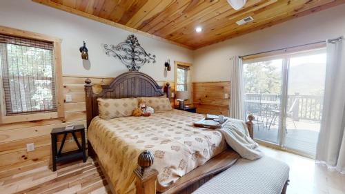 Giường trong phòng chung tại Bearmont Lodge