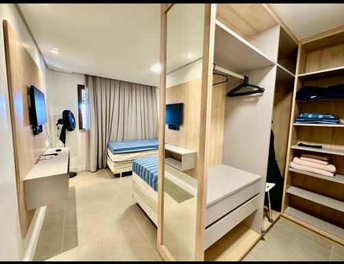 Dormitorio pequeño con cama y armario en Condomínio The Village Flecheiras, en Flecheiras