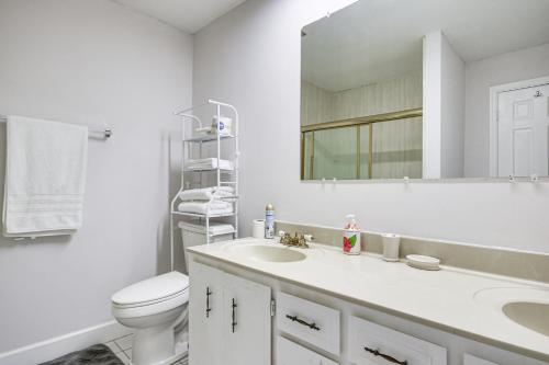 Koupelna v ubytování Spacious Augusta Home Near Golf, Shopping and More!