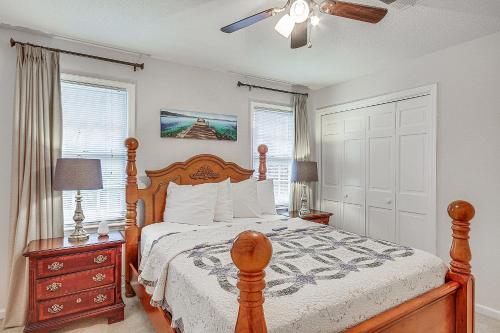 Postel nebo postele na pokoji v ubytování Spacious Augusta Home Near Golf, Shopping and More!