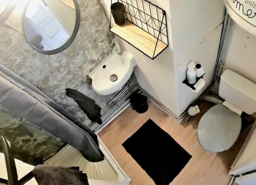 - une chambre avec un lit, un lavabo et un miroir dans l'établissement Appartement Iris Résidence les Grenadines, à Gruissan