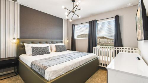 Dormitorio para bebés con cuna y ventana en Solara Resort 6br Fancy Movie World Pool Spa Villa By Disney 8913, en Kissimmee