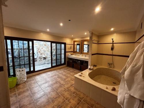 baño grande con bañera y lavamanos en Casa Vitto, en Tinajo