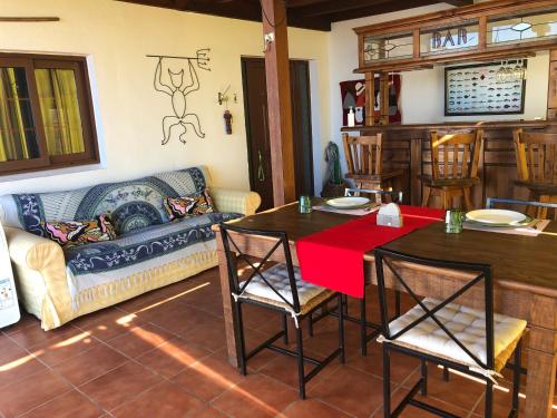 蒂納霍的住宿－Casa Vitto，客厅配有桌子和沙发