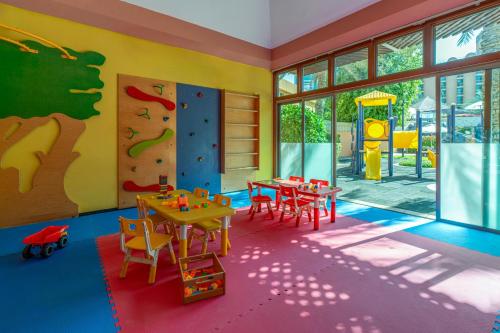 a childrens play room with a climbing wall at Sheraton Abu Dhabi Hotel & Resort in Abu Dhabi