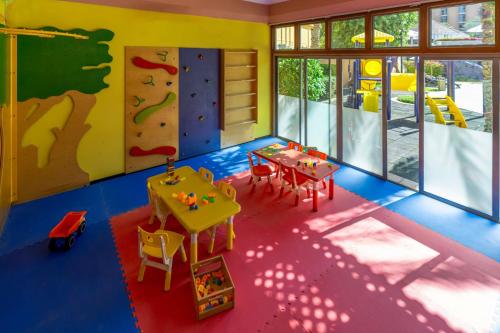 a play room with a table and a climbing wall at Sheraton Abu Dhabi Hotel & Resort in Abu Dhabi