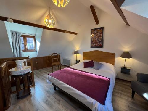 - une chambre avec un grand lit et un canapé dans l'établissement Gîte Le Hissala, à Eguisheim