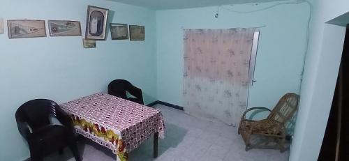 ein Zimmer mit einem Tisch und Stühlen in einem Zimmer in der Unterkunft Mburucuya in Mburucuyá
