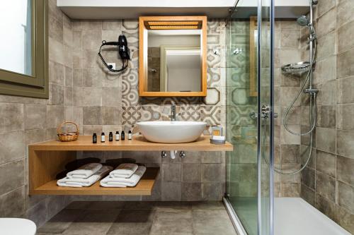 Kúpeľňa v ubytovaní Callisto Seaside Homes & Suites