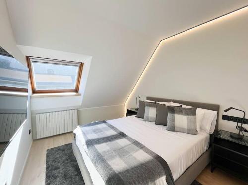 Postel nebo postele na pokoji v ubytování Ático Dúplex De Lujo - CLASIFICACIÓN 5 ESTRELLAS - 8PAX - A Pie Del Centro - 2 PARKINGS l by BonesVacances