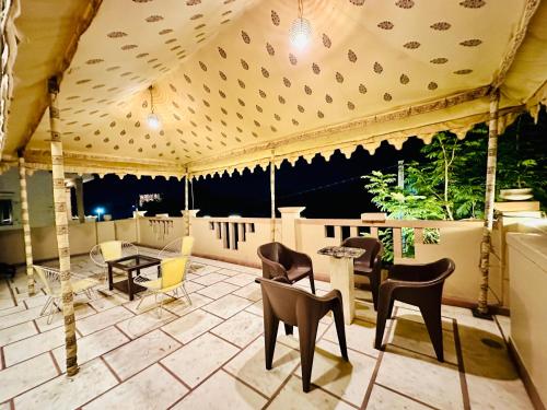 Balkoni atau teres di ANAND VILLA HOLIDAY HOME, 5BHK Villa