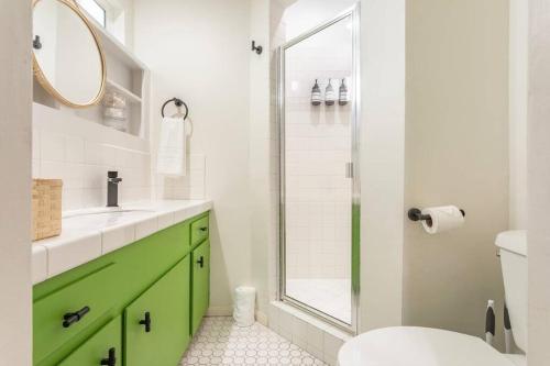 a bathroom with a green sink and a shower at Steps to Beach Manhattan Beach Patio Parking in Manhattan Beach