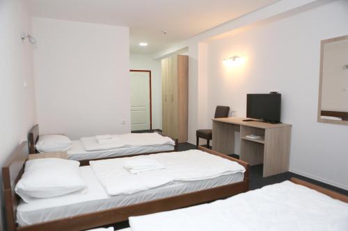 A bed or beds in a room at Motel Konak Mosko