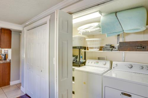 Køkken eller tekøkken på Pet-Friendly Chattanooga Duplex in NorthShore!