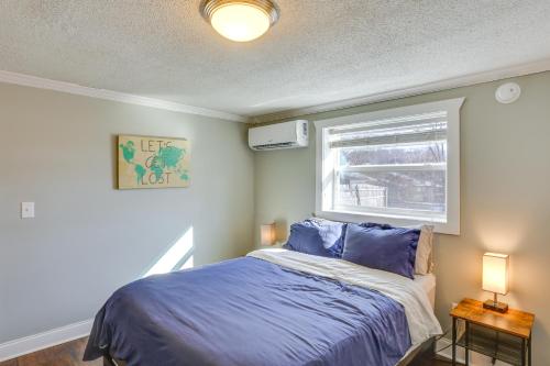 En eller flere senge i et værelse på Pet-Friendly Chattanooga Duplex in NorthShore!