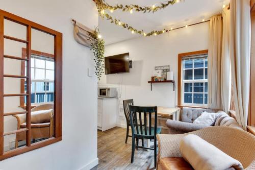 Ruang duduk di The Boardwalk, Pet Friendly Studio at The Beach